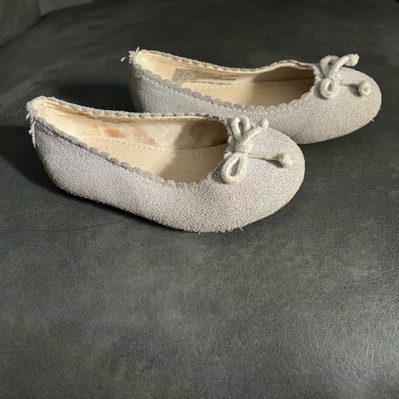 Gap gray suede shoes 5T EUC - Picture 2 of 3